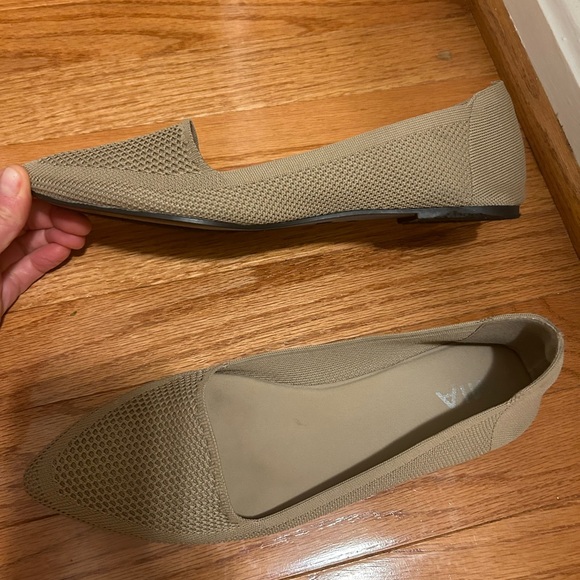 EUC MIA “Corrine” fabric flat - size 9 - Picture 2 of 7